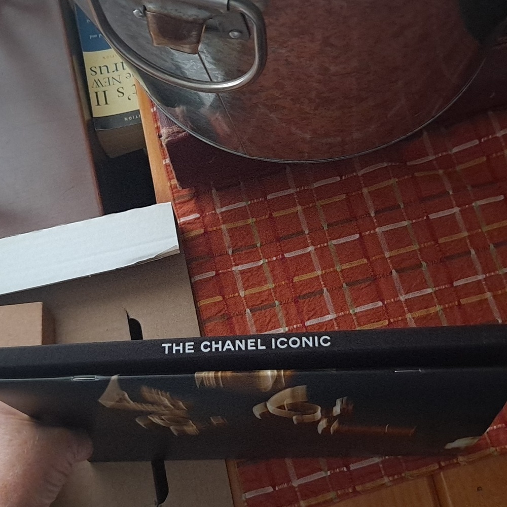 Chanel Iconic Book - Picture 8 of 8
